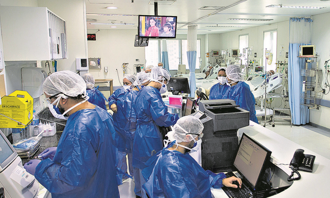 Atendimento a pacientes com Covid-19 em hospital de São Paulo: estado busca crédito de US$ 100 milhões com Banco Mundial Foto: Edilson Dantas / Agência O Globo