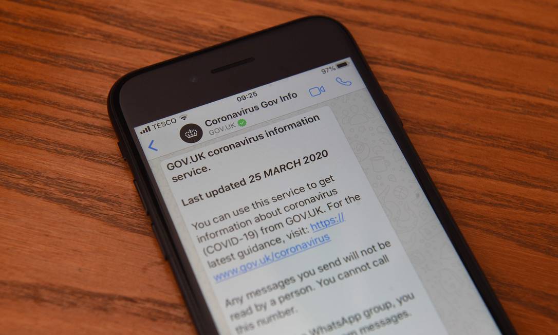 O WhatsApp tem sido usado por governos para o compartilhamento de informações confiáveis sobre a pandemia de coronavírus Foto: OLI SCARFF / AFP