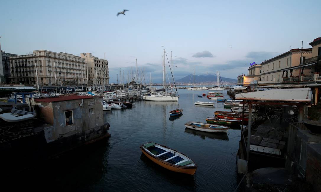 Porto de Naples, na Itália Foto: CIRO DE LUCA / REUTERS