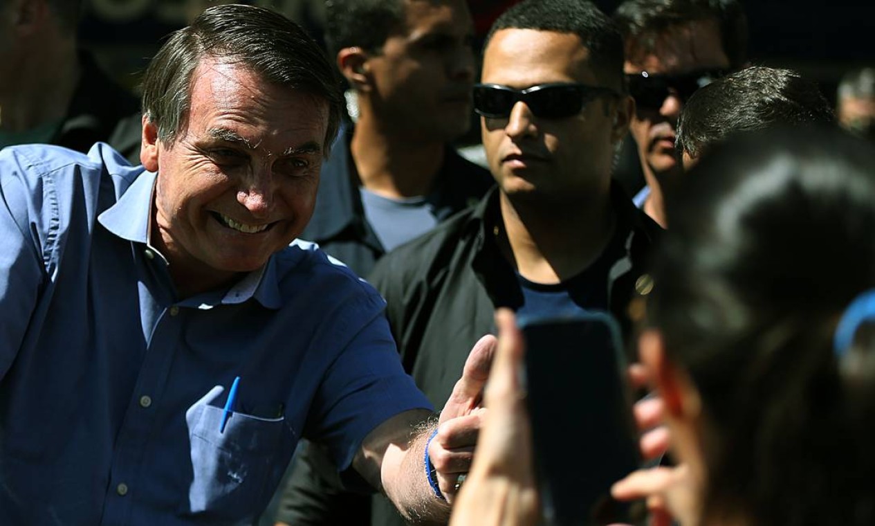 Presidente Jair Bolsonaro sai do Palácio da Alvorada, visita o Hospital HFA, depois vai em uma farmácia Rosário, e em um edifício, no Sudoeste, em Brasília. Esta não foi a primeira vez que Bolsonaro causou aglomerações nas ruas padarias. Em uma visita à uma padaria ele não só se aglomerou com apoiadores como consumiu alimentos dentro do estabelecimento, o que não é mais permitido Foto: Jorge William / Agência O Globo