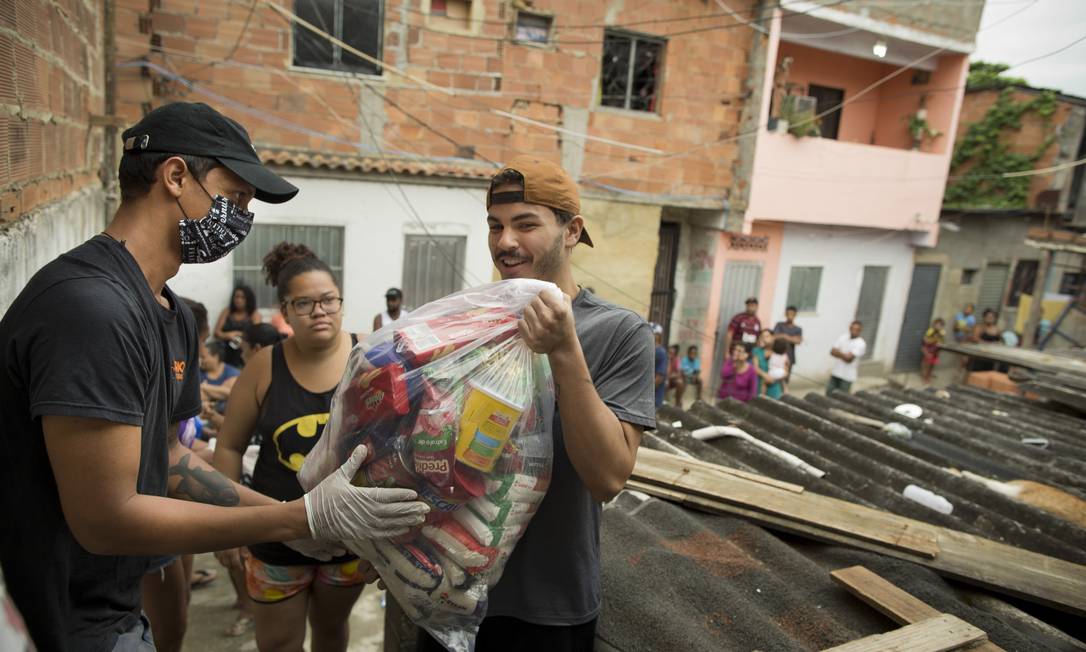 A ONG Rio de Paz distribui cestas básicas para os moradores da comunidade Mandela 1 Foto: Márcia Foletto / Agência O Globo