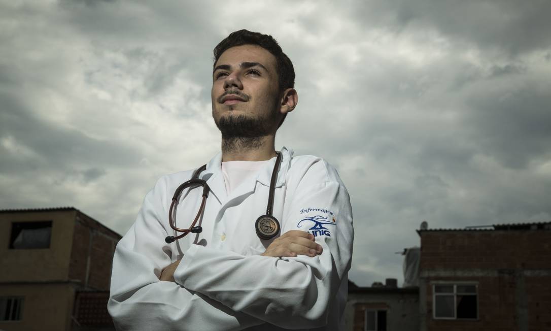 Douglas Borges, de 19 anos, estudante de enfermagem: “Dizer que não estou ganhando nada é uma grande mentira. Salvar vidas não tem preço” Foto: Guito Moreto / Agência O Globo