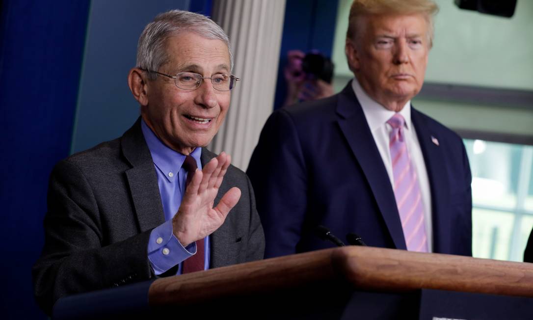 O epidemilogista Anthony Fauci e o presidente americano, Donald Trump, durante coletiva sobre novo coronavírus Foto: YURI GRIPAS / REUTERS