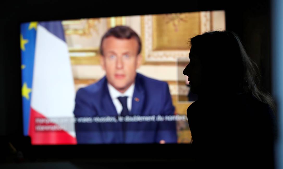 O presidente francês Emmanuel Macron faz discurso televisionado sobre medidas contra o coronavírus Foto: STEPHANE MAHE / REUTERS