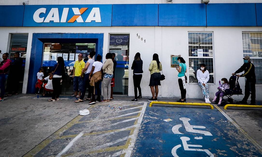 Fila para receber o auxílio emergencial em SP Foto: Fotoarena / Agência O Globo