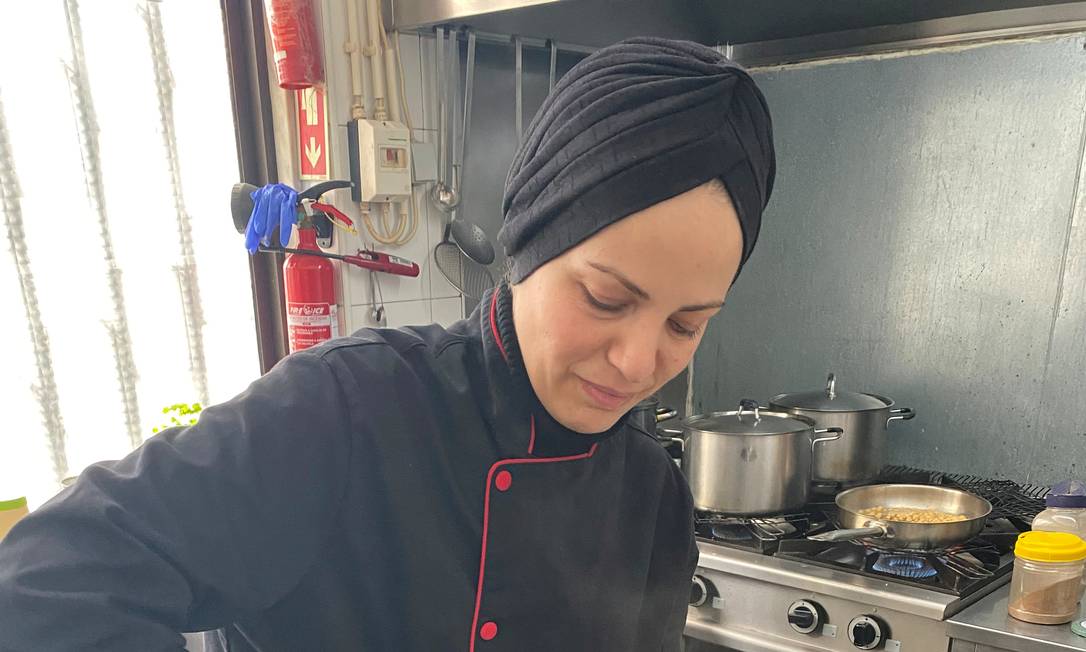 Ramia Ghumim, que fugiu da Síria anos atrás, cozinha para profissionais da saúde de Portugal Foto: Arquivo pessoal / Reuters