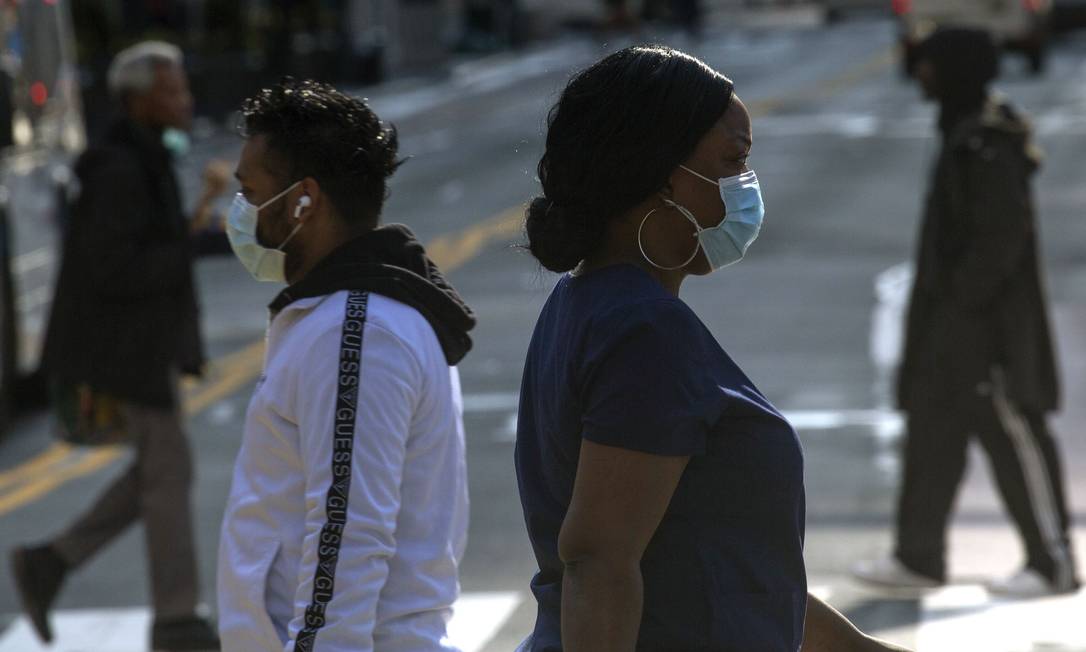 Cidadãos de Nova York utilizando máscaras para se protegerem do coronavírus Foto: KENA BETANCUR / AFP