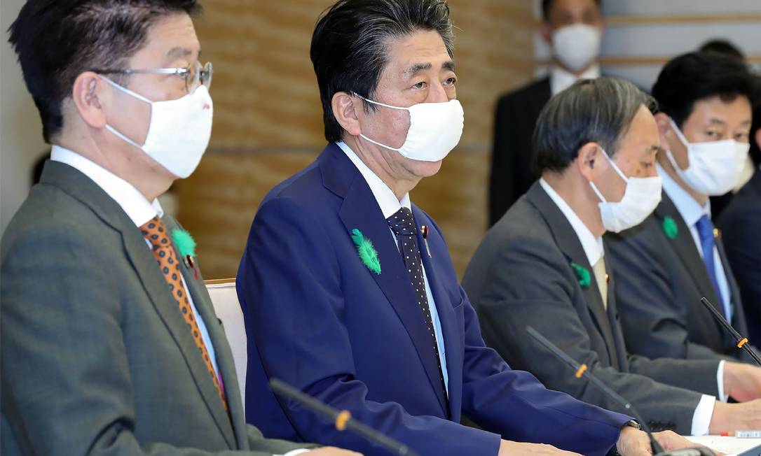 Primeiro-ministro japonês, Shinzo Abe (ao centro), participa de reunião da força-tarefa contra o coronavírus Foto: STR / AFP/16-04-2020