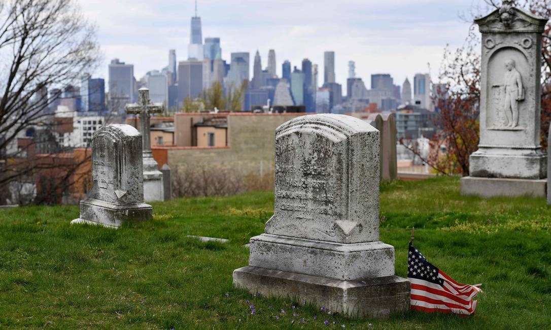 Cemitério nos Estados Unidos. País, que registra mais de 30 mil óbitos por causa do novo coronavírus, é o que tem mais mortes pela Covid-19 no mundo Foto: Angela Weiss / AFP