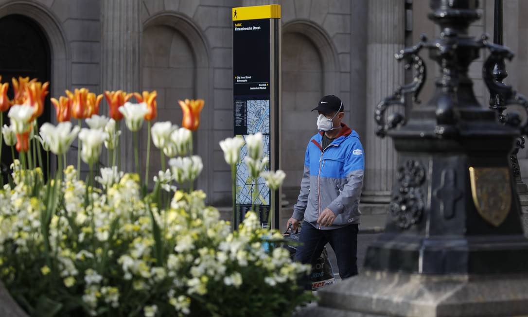 Pedestre caminha por uma Londres vazia por conta do coronavírus Foto: TOLGA AKMEN / AFP