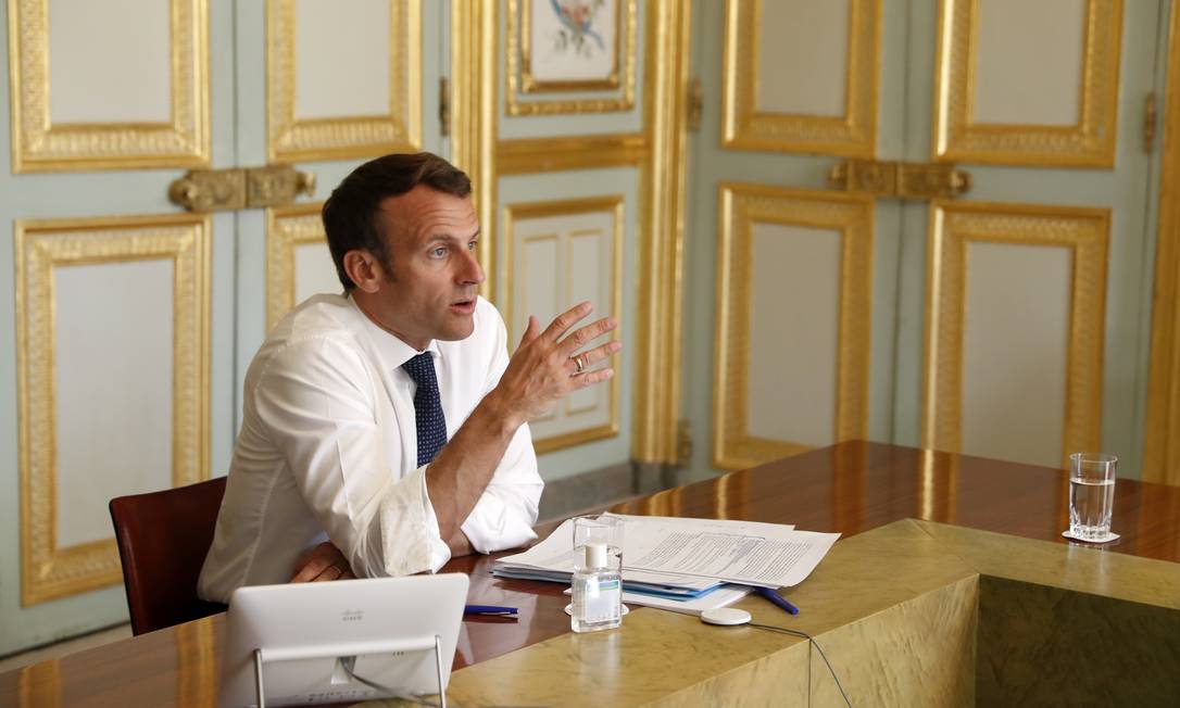 O presidente francês, Emmanuel Macron, participa de vídeoconferência sobre os esforços para conter o avanço do coronavírus Foto: POOL / REUTERS/16-04-2020
