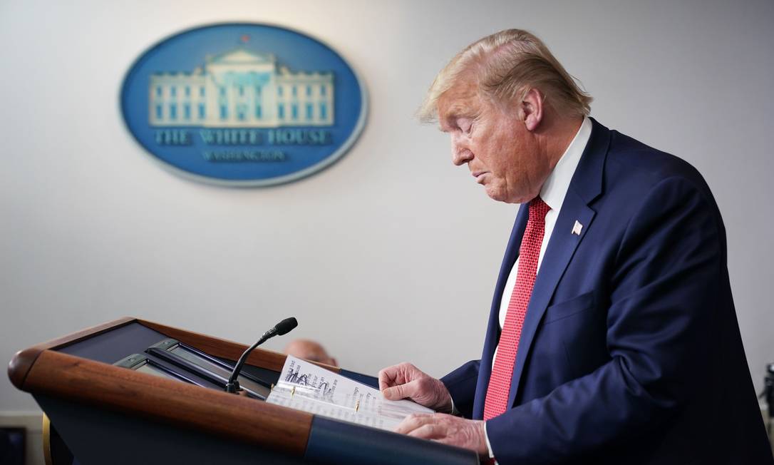 Presidente americano, Donald Trump, divulgou plano de retomada das atividades econômicas e sociais durante coletiva diária sobre novo coronavírus Foto: MANDEL NGAN / AFP