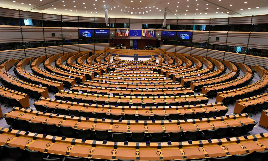 Em Bruxelas, as cadeiras do Parlamento Europeu ficam vazias estão, devido à pandemia de coronavírus Foto: JOHN THYS / AFP/16-04-2020