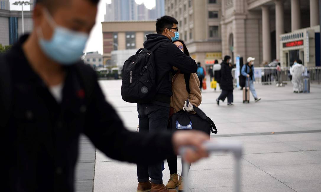 Passageiros embarcam na estação de Wuhan, no dia 11 de abril Foto: NOEL CELIS / AFP