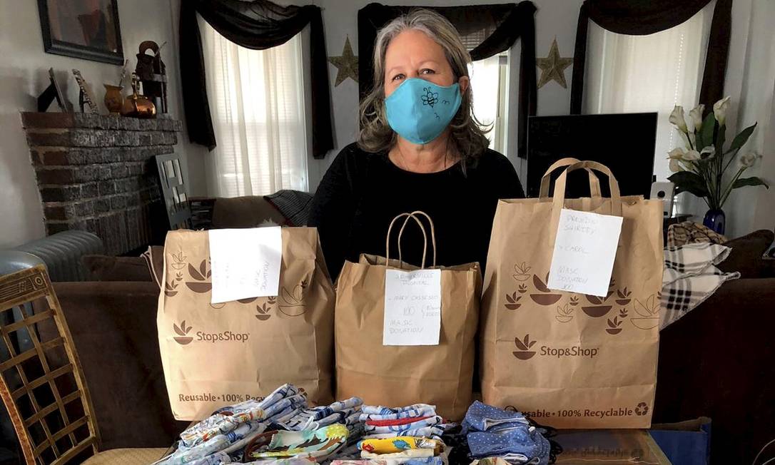 A brasileira Marcia Pretto, moradora de Massachusetts, organizou um coletivo de costureiras para produzir máscaras de proteção Foto: Acervo pessoal / Agência O Globo