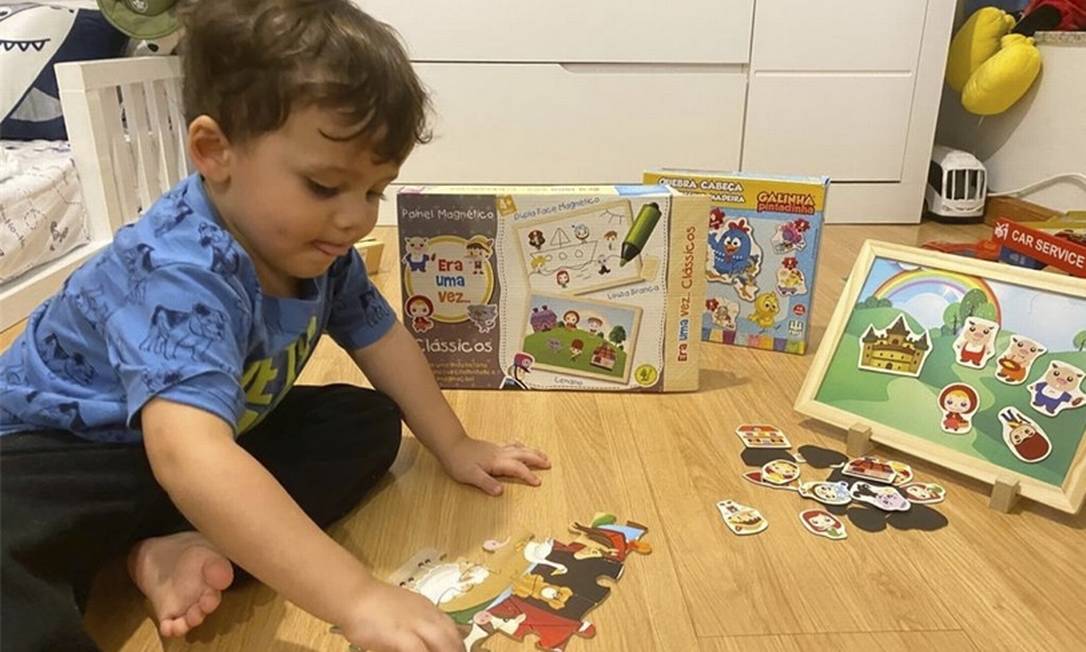  Márcio, de 2 anos, diverte-se com os brinquedos educativos Foto: Arquivo pesssoal