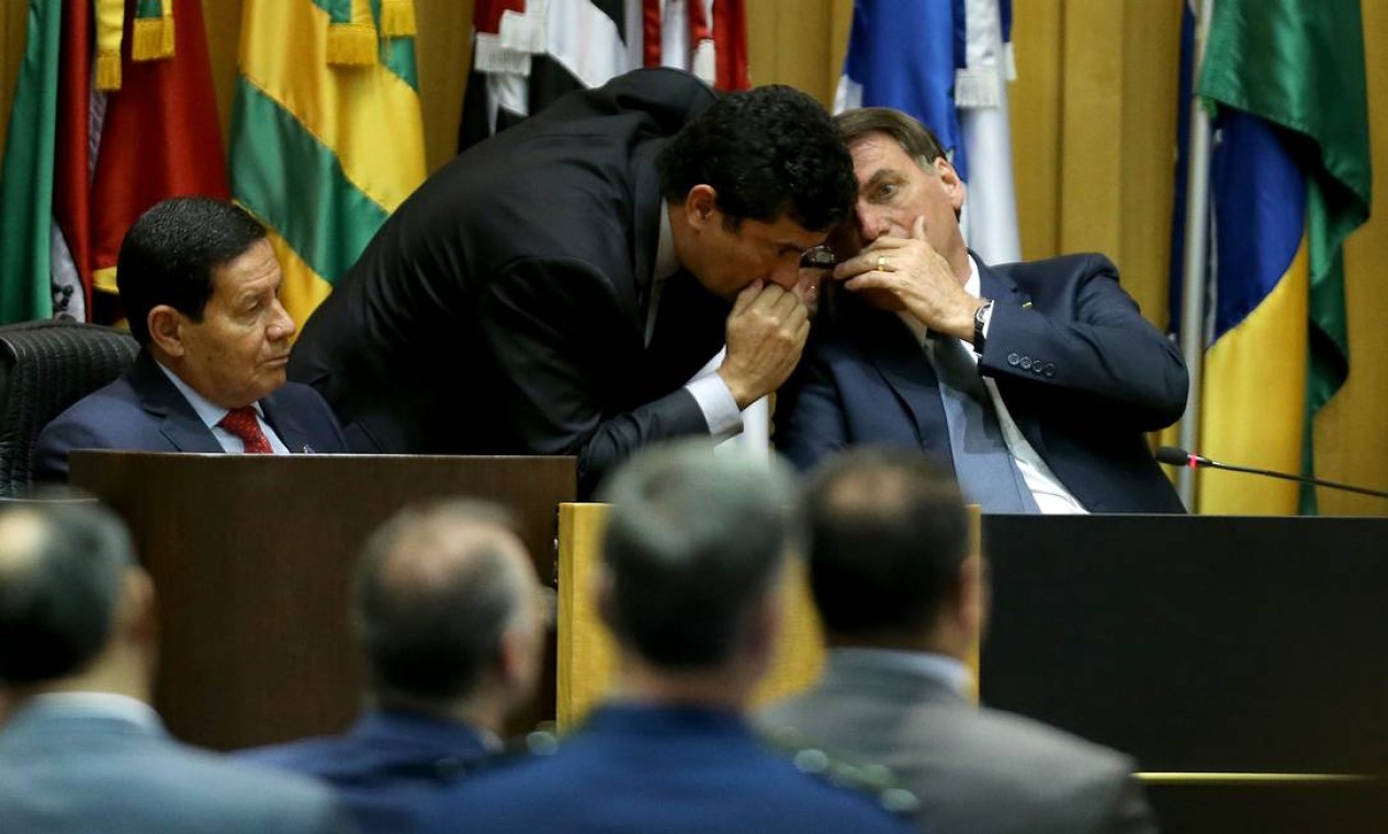 Moro e Bolsonaro conversam durante cerimônia de posse dos novos dirigentes do Tribunal Superior do Trabalho e do Conselho Superior da Justiça do Trabalho Foto: Jorge William / Agência O Globo - 19/02/2020