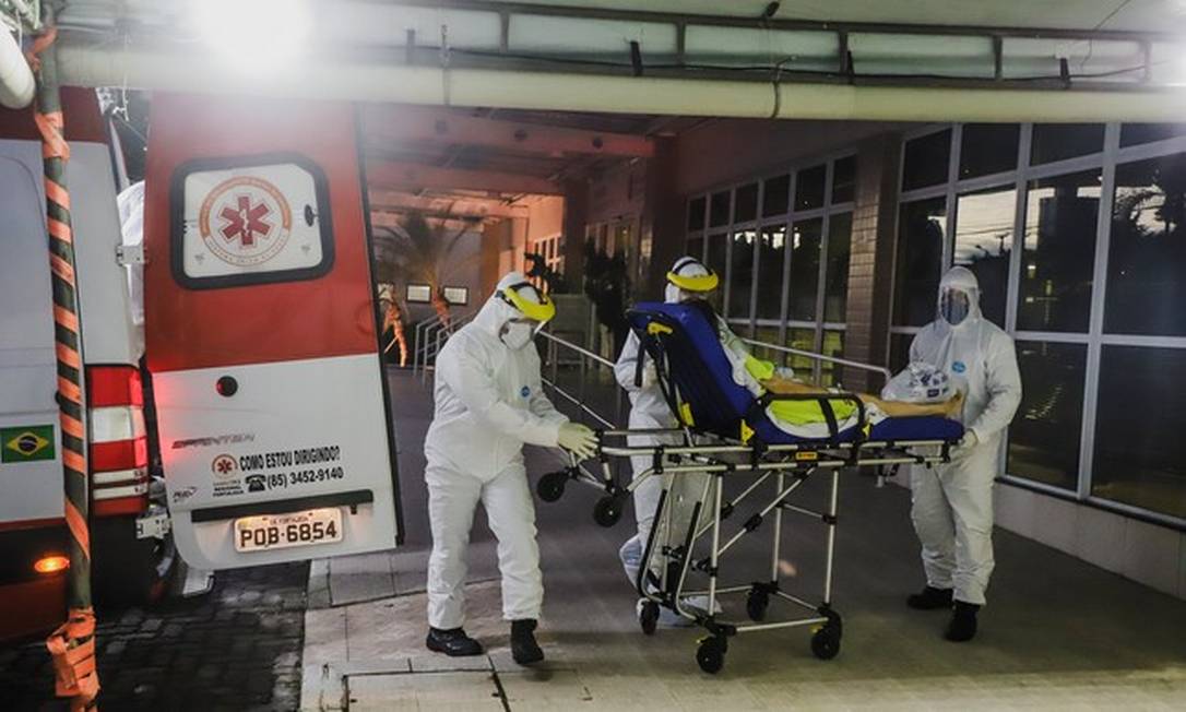 Paciente é levada para hospital em Fortaleza Foto: Mateus Dantas / Zimel Press
