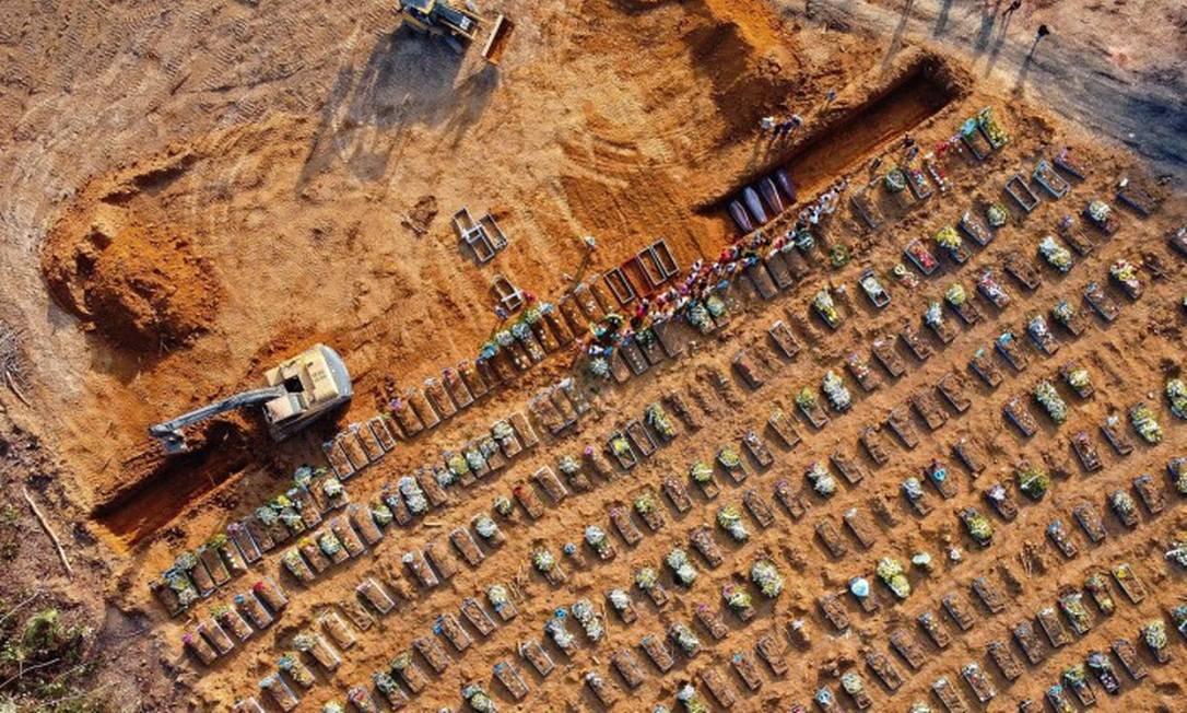 Vista aérea de caixões sendo enterrados no cemitério Parque Taruma, em Manaus Foto: MICHAEL DANTAS / AFP / 21-04-2020