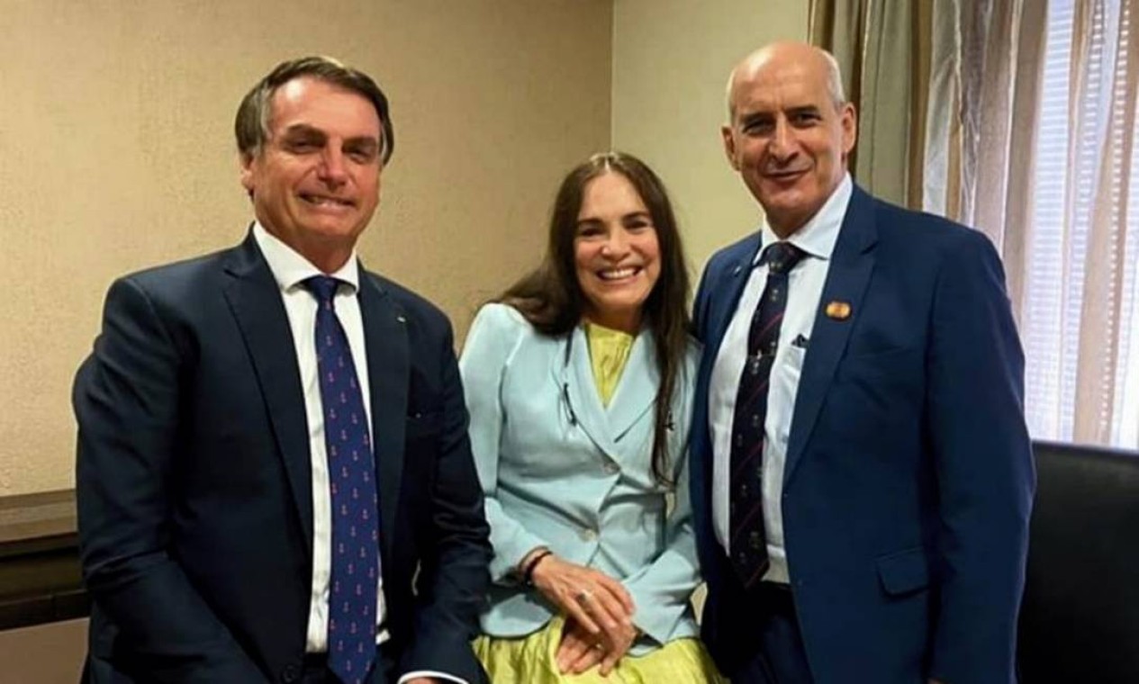 A atriz, ainda durante a fase de 'namoro' com o governo, ao lado do presidente Jair Bolsonaro e de Luiz Eduardo Ramos, ministro da Secretaria de Governo Foto: Reprodução