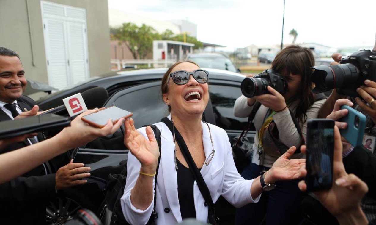 Regina Duarte é cercada por jornalistas ao chegar a Brasília para conhecer a Secretaria da Cultura. Ela passou dias por lá antes de anunciar se aceitaria o convite para ocupar o cargo Foto: Jorge William / Jorge William