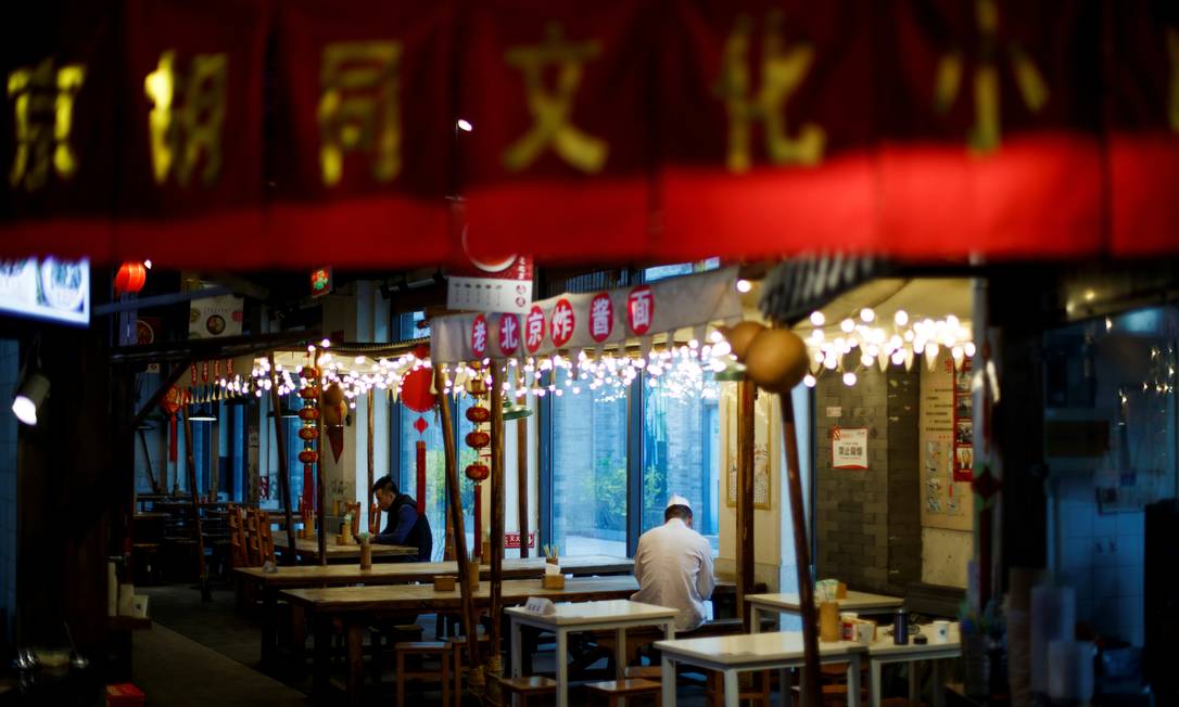 Restaurante em Pequim, na China: cientistas do país verificaram risco de transmissão de coronavírus pelo ar em local fechado Foto: Thomas Peter / ReutersREUTERS