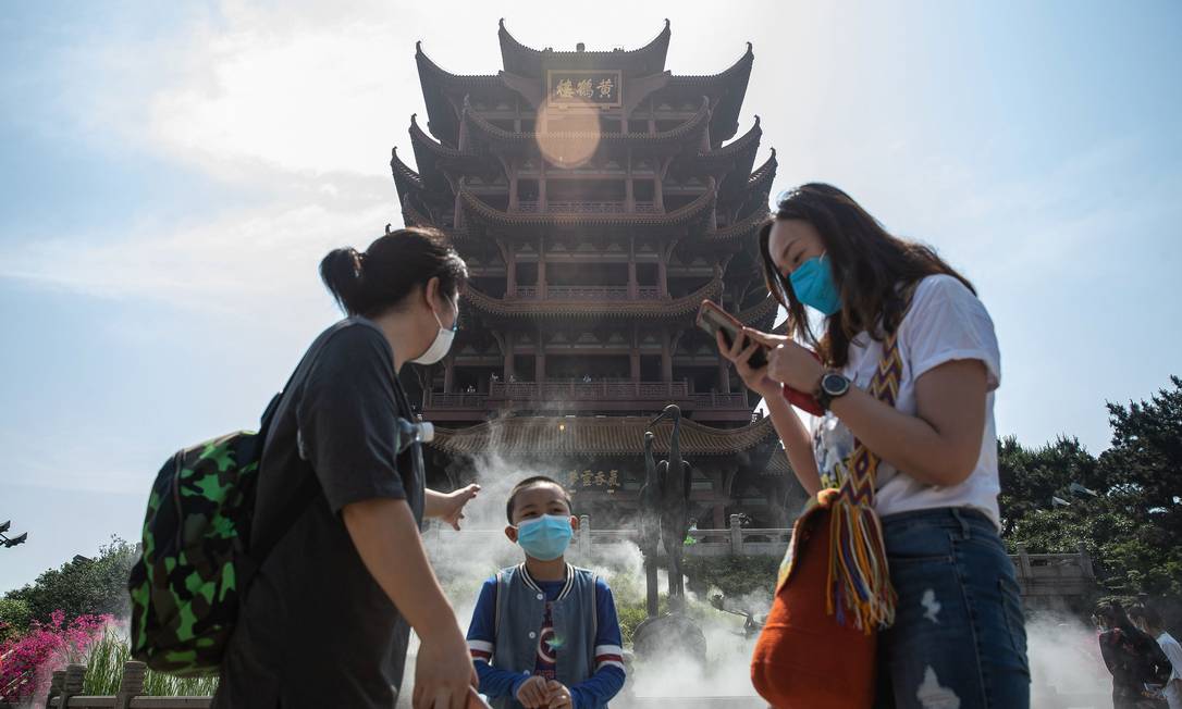 Chineses visitam a Torre Yellow Crane, após sua reabertura ao público em Wuhan Foto: STR / AFP