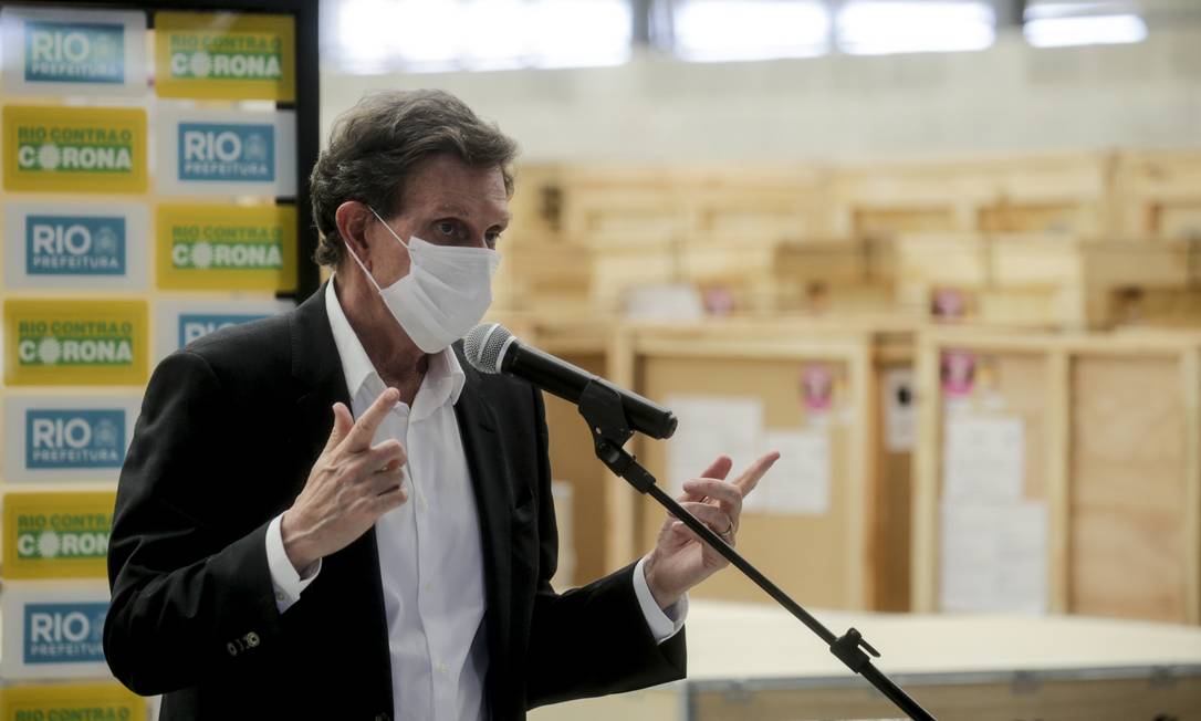 O prefeito Marcelo Crivella no terminal de cargas do Galeão, onde recebeu equipamentos médicos Foto: Gabriel de Paiva / Agência O Globo