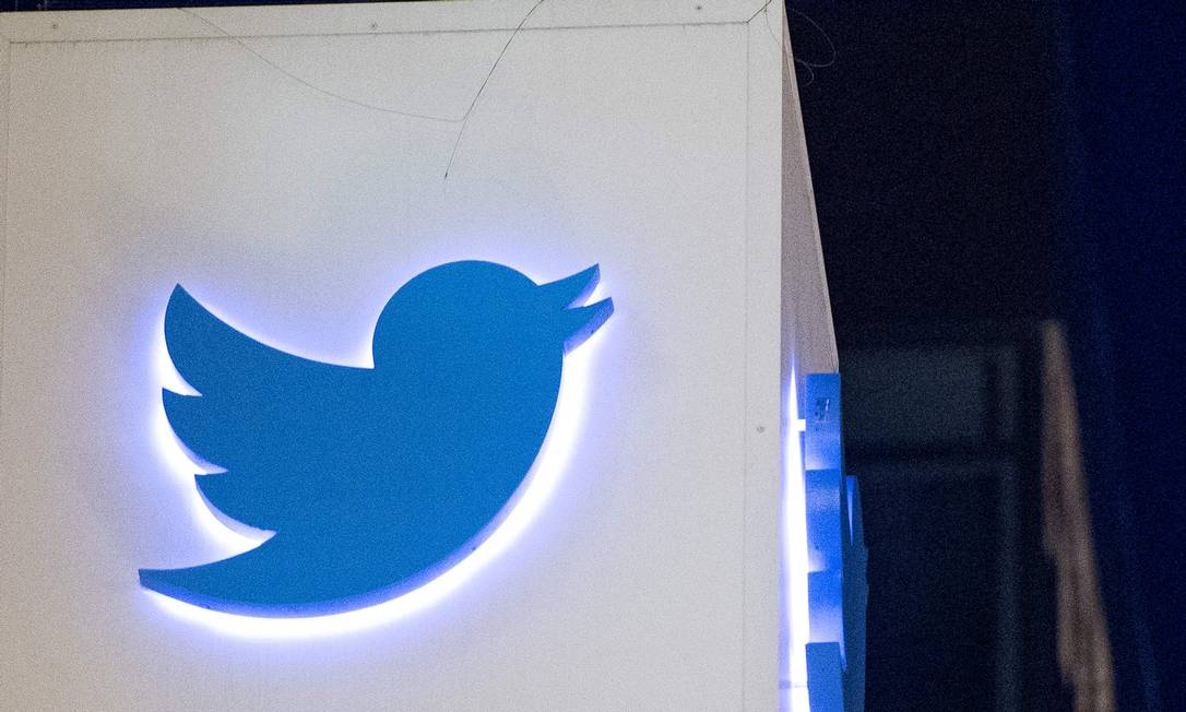 Logotipo do Twitter brilha na entrada da sede da empresa em São Francisco, na Califórnia Foto: JOSH EDELSON / AFP/04-11-2016