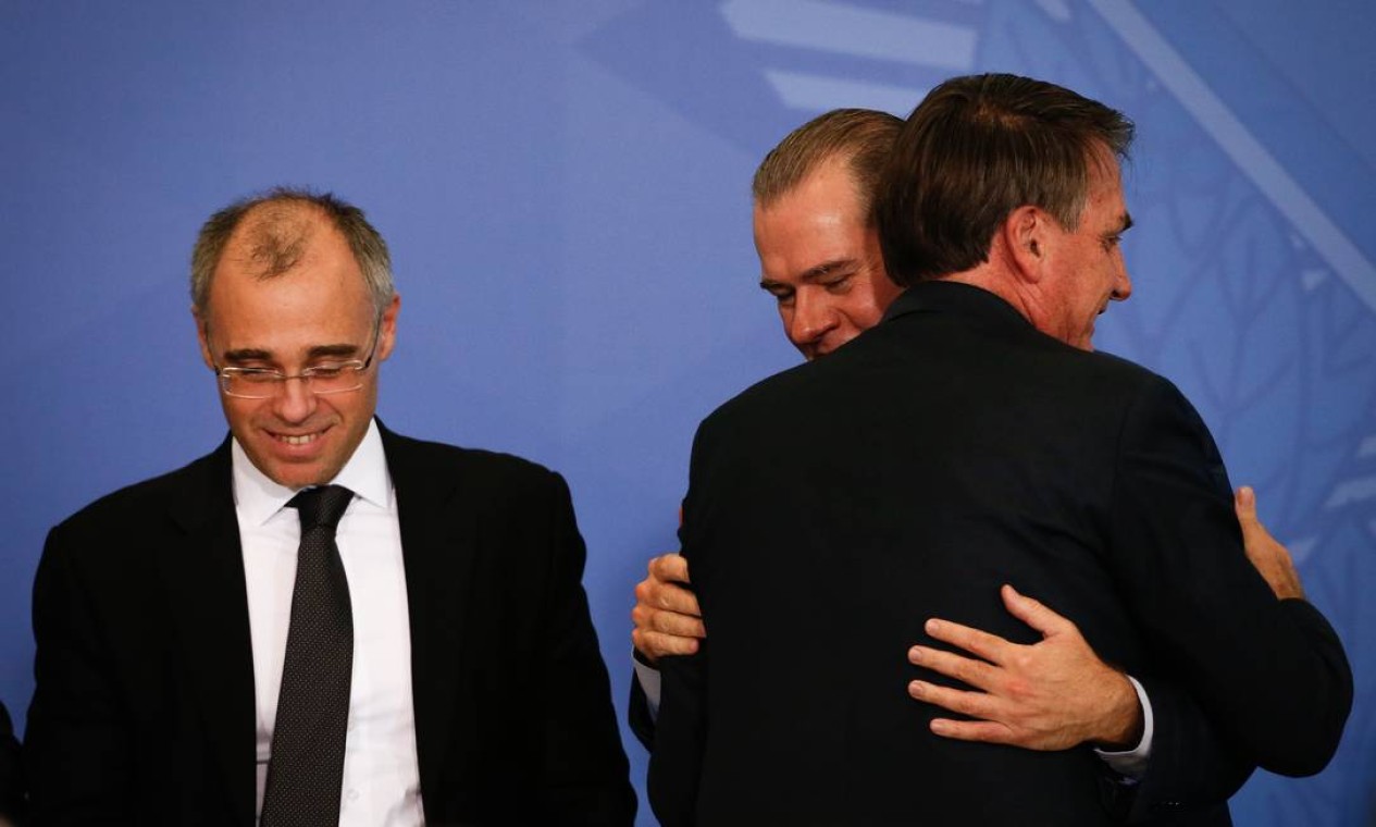 Bolsonaro cumprimenta com abraço o presidente do STF, Dias Toffoli, durante a posse de André Mendonça como ministro da Justiça Foto: Pablo Jacob / Agência O Globo