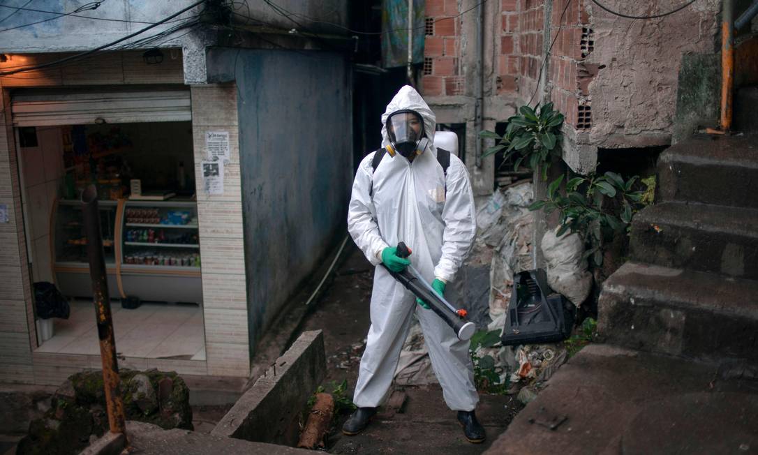 Líder comunitário participa de processo de desinfecção contra o novo coronavírus no Dona Marta, Zona Sul do Rio de Janeiro. Em todo o Brasil, Covid-19 já deixou mais de 6 mil mortos Foto: MAURO PIMENTEL / AFP