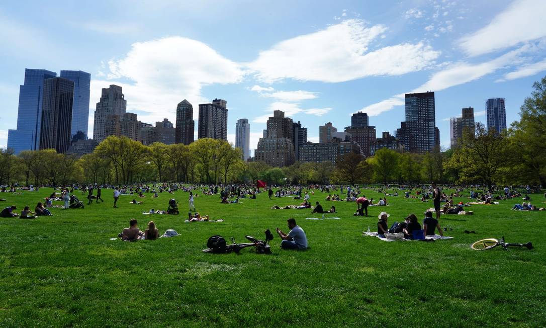 Apesar das medidas de isolamento social, nova-iorquinos foram tomar sol no Central Park Foto: Cindy Ord/AFP