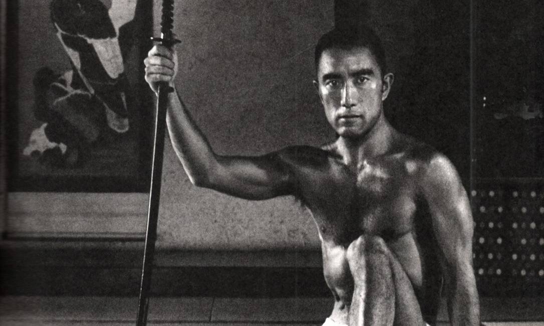 Performático, o escritor japonês Yukio Mishima midiatizou o seu próprio suicídio, que completa 50 anos Foto: Reprodução