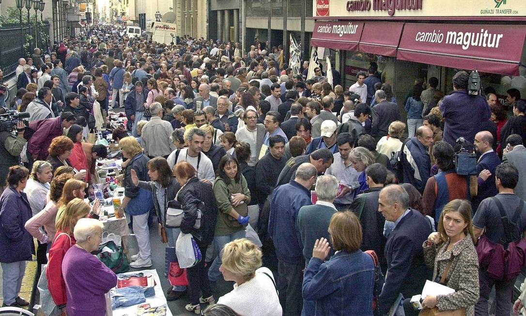 Clube de trocas durante a crise econômica de 2001: milhares de argentinos encontraram na troca de produtos uma alternativa para sobreviver Foto: Ali Burafi