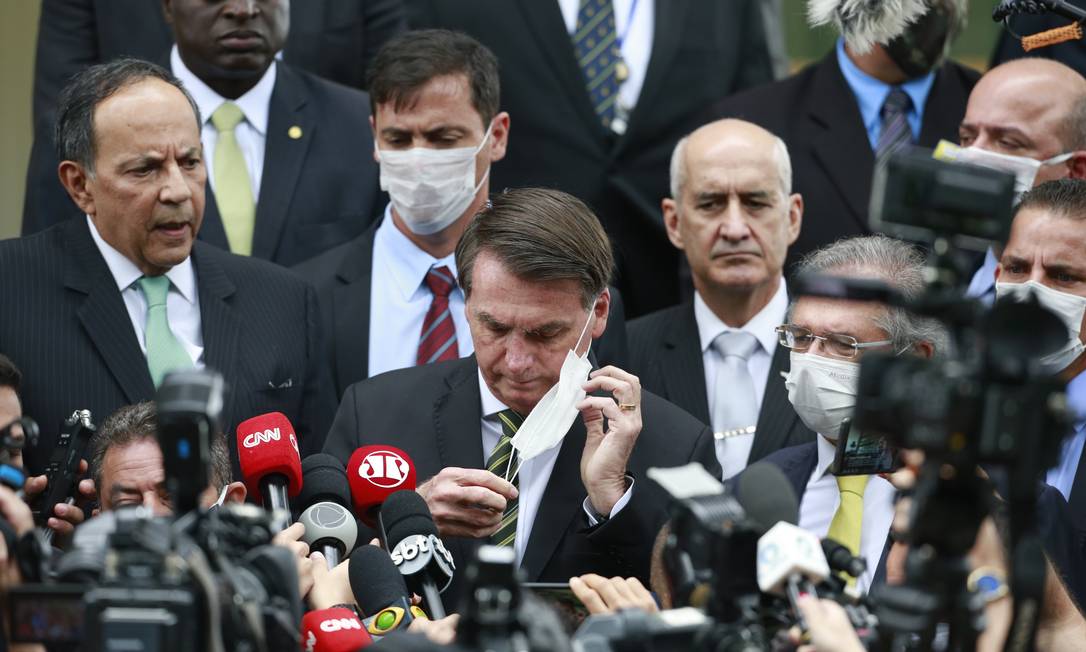 O presidente Jair Bolsonaro dá entrevista ao lado de ministros e empresários após reunião no STF Foto: Pablo Jacob / Agência O Globo