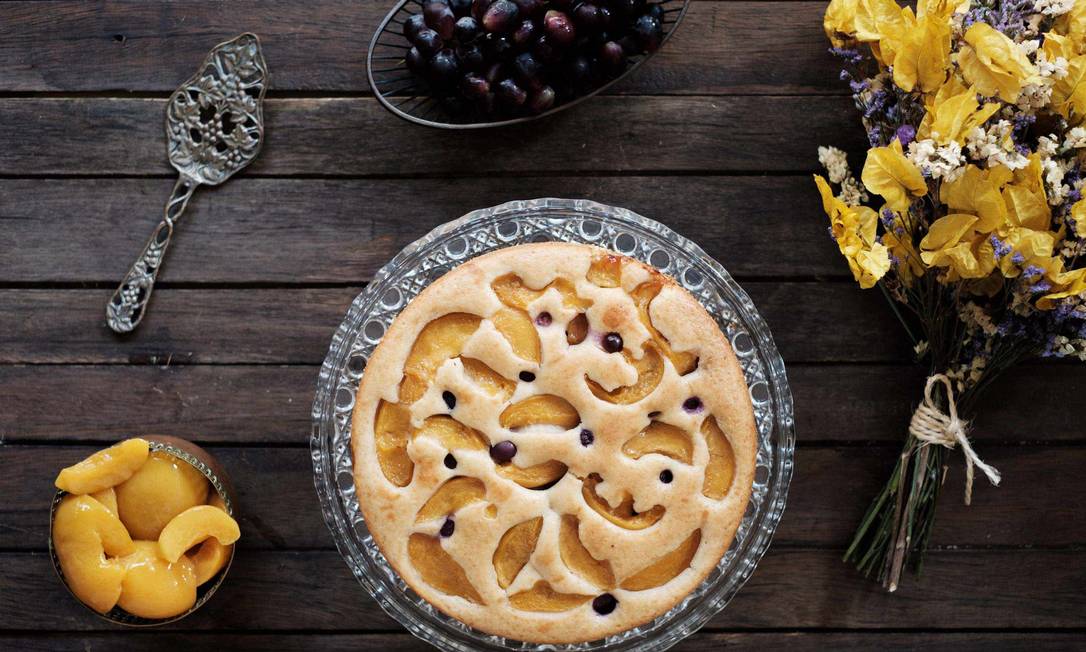 A Conflor (98167-7220) lança kit com bolo vegano e buquê de flores. Uma das seis opções é a torta de pêssego e mirtilo (R$ 164) Foto: Divulgação/Klacius Ank