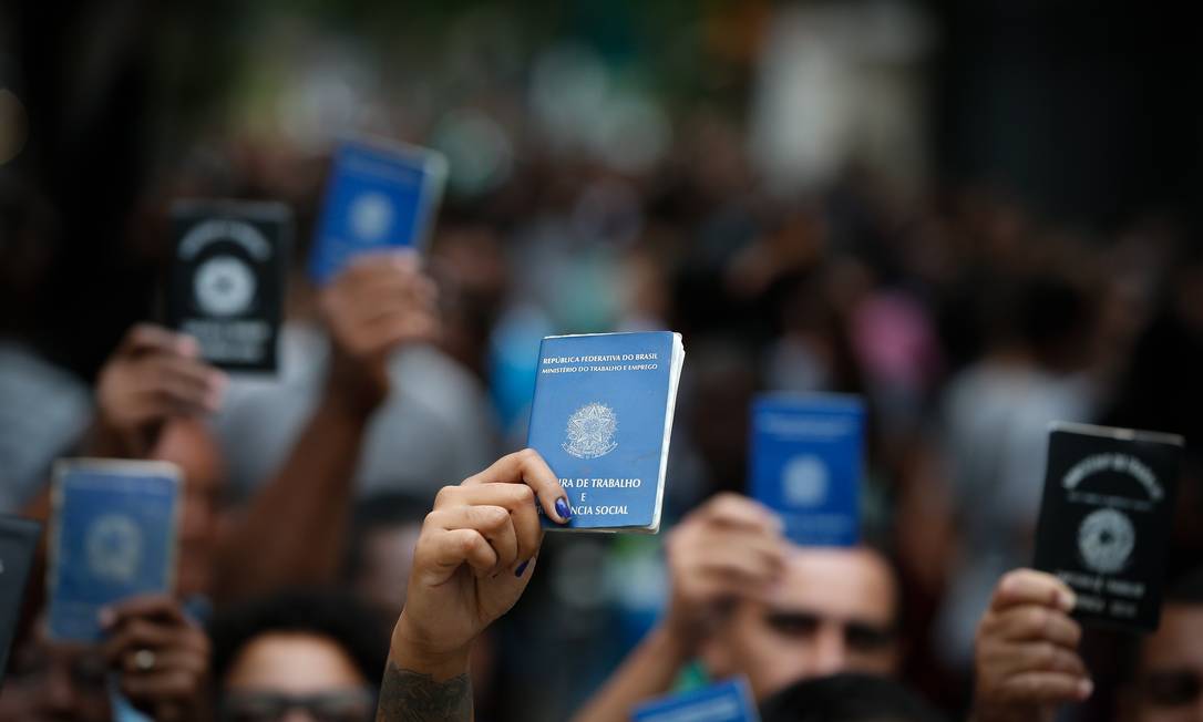 Defesa. Com quase cem milhões cadastrados para receber o auxílio de R$ 600, auxiliares de Guedes avaliam que o imposto sobre transações seria o meio para desonerar a folha e incentivar o emprego formal Foto: Pablo Jacob / Agência O Globo