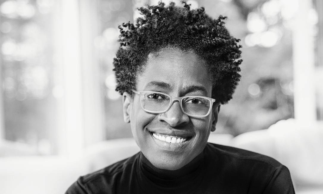 A escritora e ilustradora americana Jacqueline Woodson, autora de "Um outro Brooklyn", romance publicado pela Todavia Foto: Carlos Diaz / Divulgação