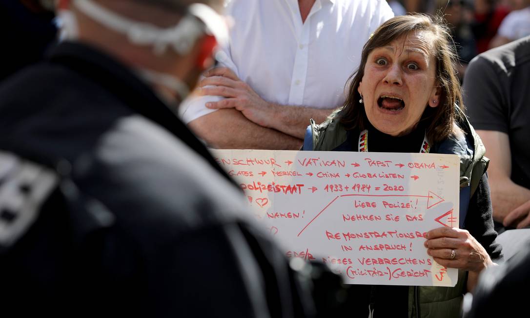 Mulher protesta contra restrições ao coronavírus na praça Rosa Luxemburg, em Berlim Foto: CHRISTIAN MANG / REUTERS/09-05-2020