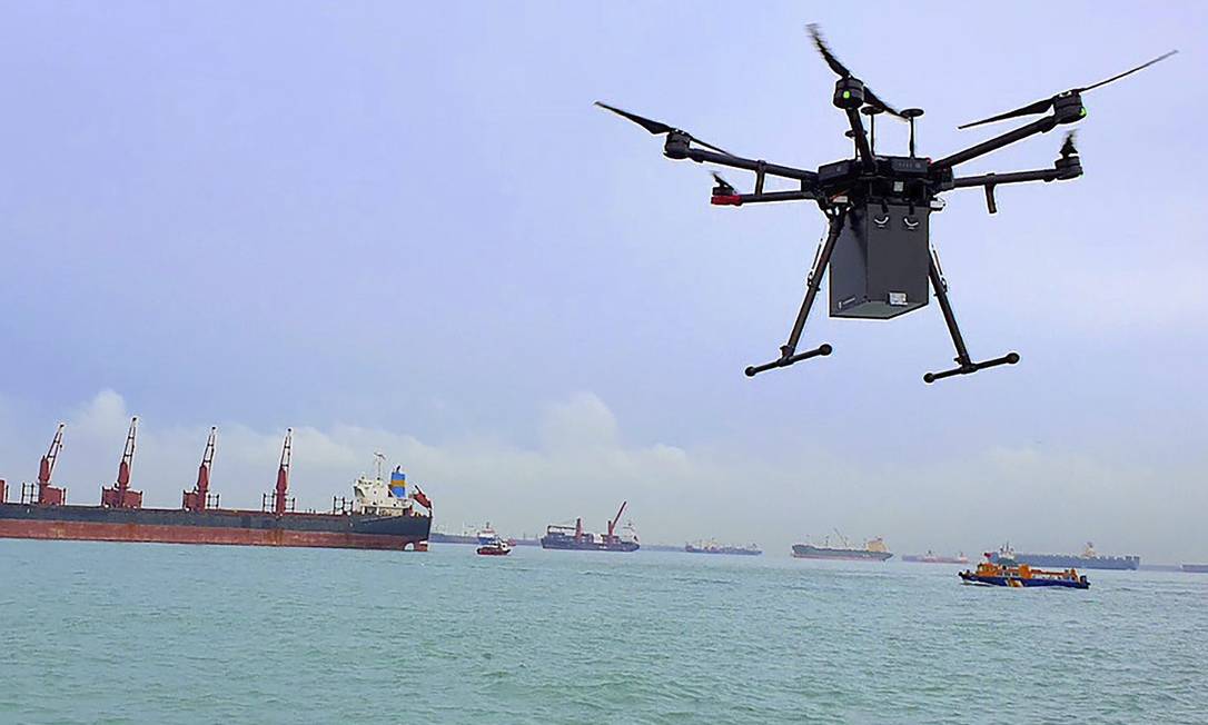 Em Cingapura, drone é usado para entregar medicamentos em navio Foto: HANDOUT / AFP