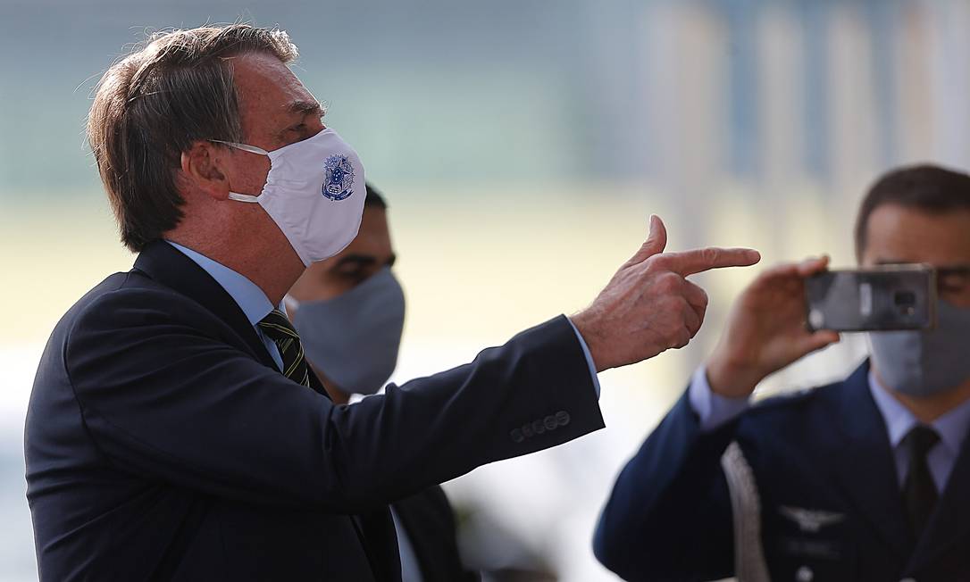 O presidente Jair Bolsonaro conversa com apoiadores em frente ao Palácio da Alvorada Foto: Jorge William/Agência O Globo