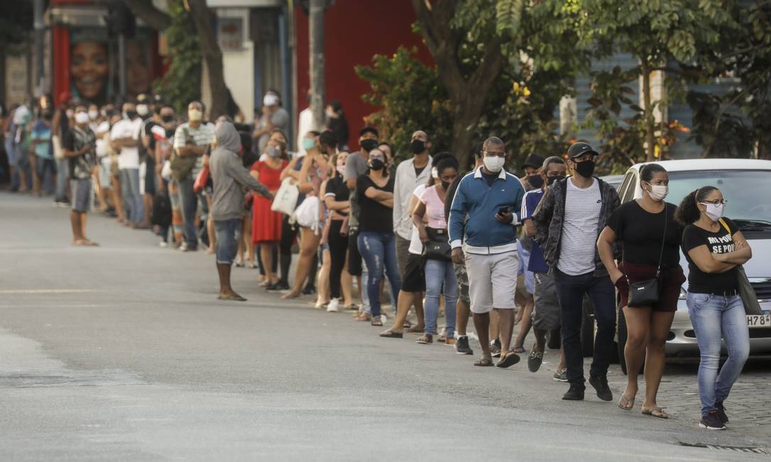 Urgência. Fila em agência da Caixa em Bonsucesso, Zona Norte do Rio, para receber a segunda parcela do auxílio Foto: Gabriel de Paiva / Agência O Globo