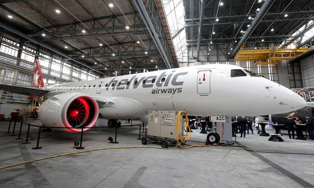 Um jato Embraer E190-E2 da Helvetic Airways: fabricantes estão de olho na companhia nacional. Foto: Arnd Wiegmann / REUTERS