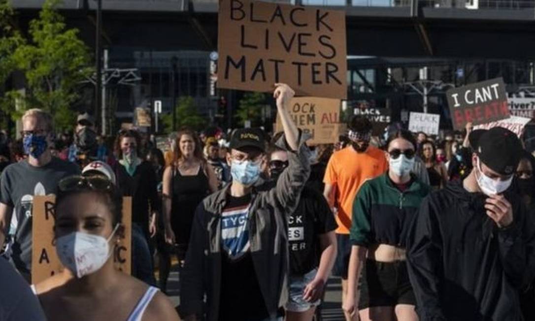 Tropas de choque estão usando gás lacrimogêneo e balas de borracha na tentativa de conter protestos, que escalaram para violência em alguns lugares Foto: Getty Images