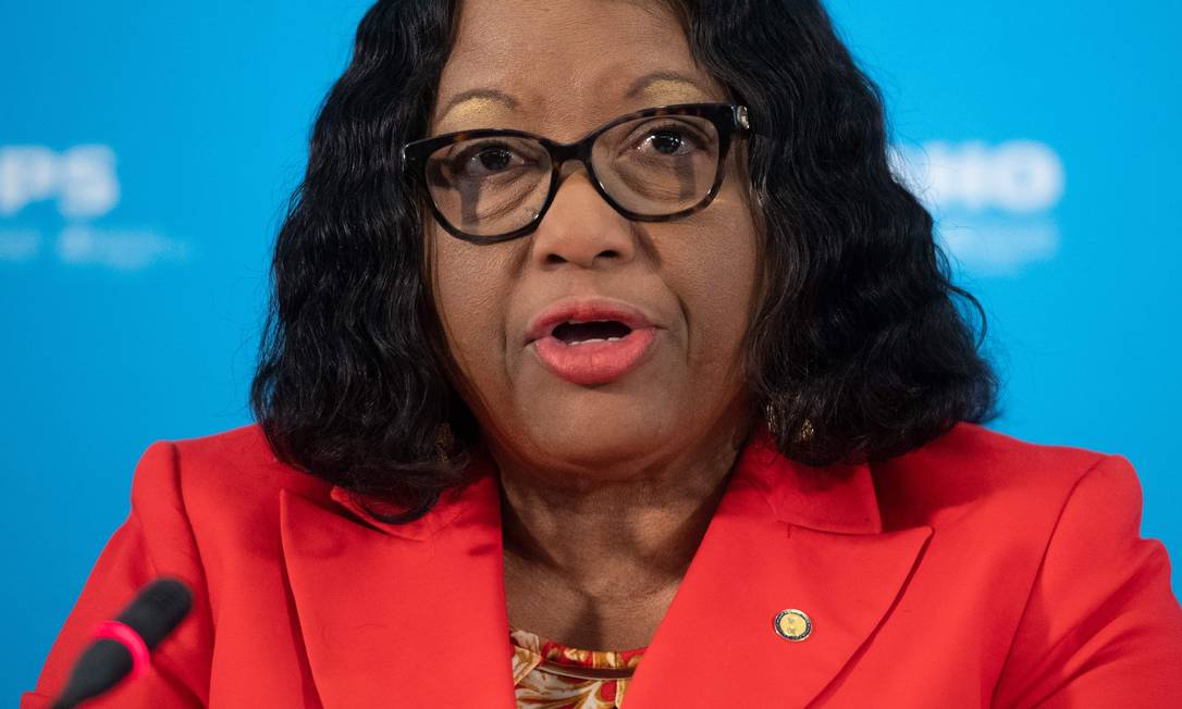 A diretora-geral da Opas, Carissa Etienne, sugeriu que governos de países americanos pensem 'duas vezes' antes de flexibilizar medidas de isolamento social Foto: SAUL LOEB / AFP