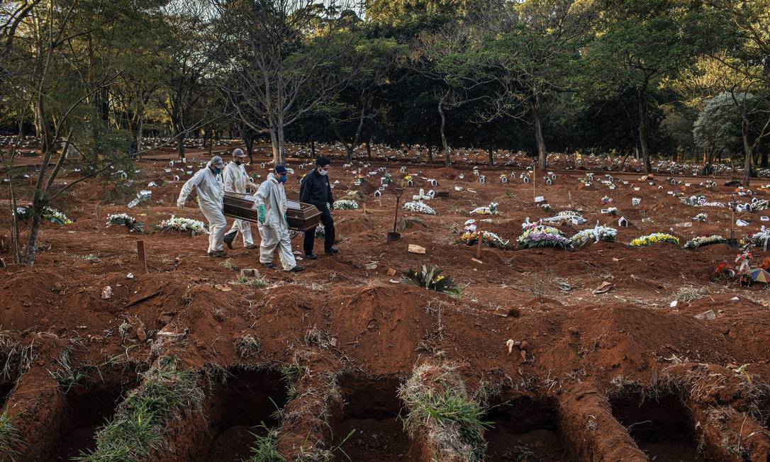 Cemitério de Vila Formosa, em São Paulo Foto: Victor Moriyama / The New York Times