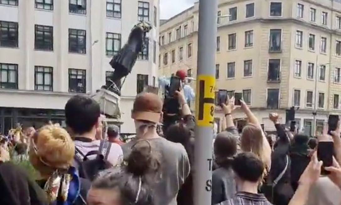 Momento em que a estátua de Edward Colston é derrubada por manifestantes Foto: MOHIUDIN MALIK / MOHIUDIN MALIK via REUTERS