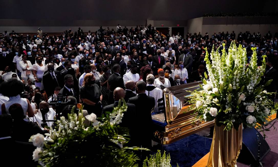 Familiares de George Floyd prestam homenagem em frente a seu caixão durante funeral na Igreja Fountain of Praise, em Houston, no Texas Foto: POOL / REUTERS