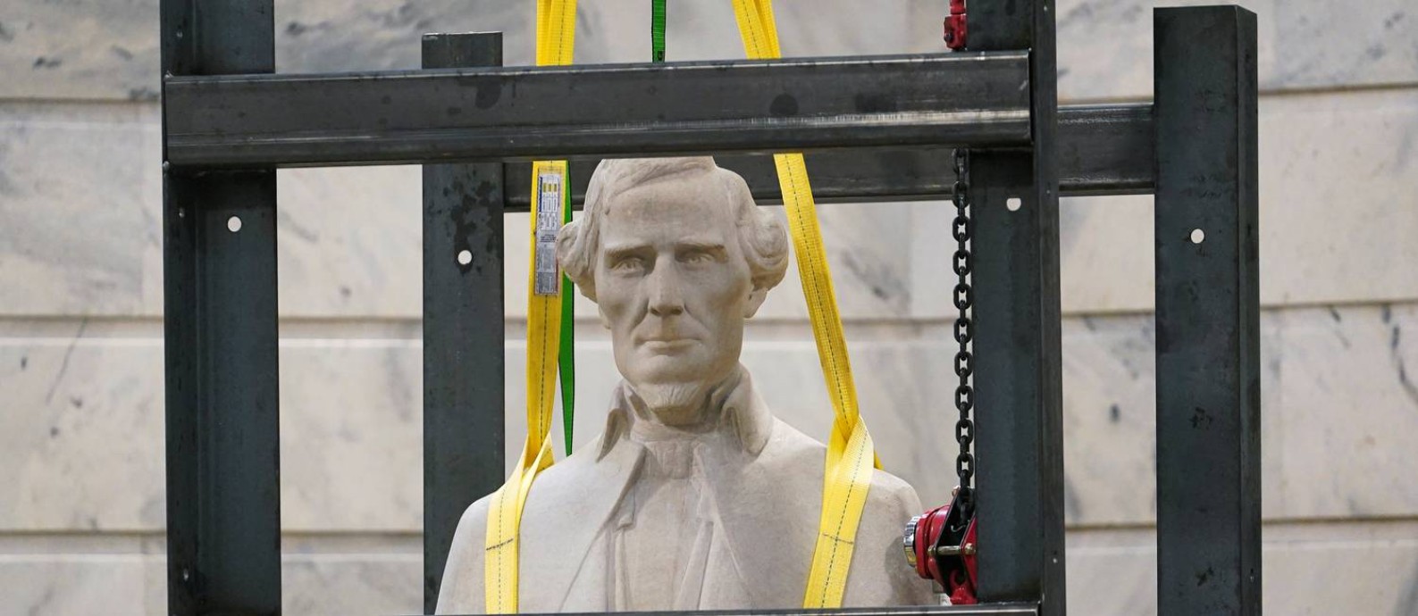 Estátua de Jefferson Davis, presidente dos Estados Confederados, que se opunham ao fim da escravidão na Guerra Civil Americana, é removida do Capitólio, a sede do Congresso em Washington Foto: BRYAN WOOLSTON / REUTERS