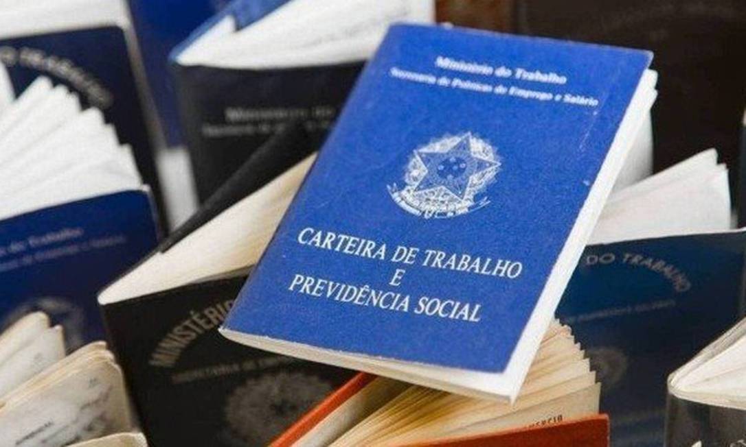 Carteria de trabalho. Governo não divulgou o total de pessoas que têm direito ao seguro-desemprego e não solicitou Foto: Arquivo